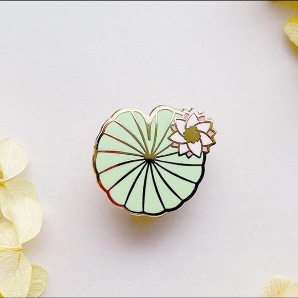 Water Lily Pad Enamel Pin - Gold Plated Brooch - Nature & Garden Jewelry - Picture 2 of 11